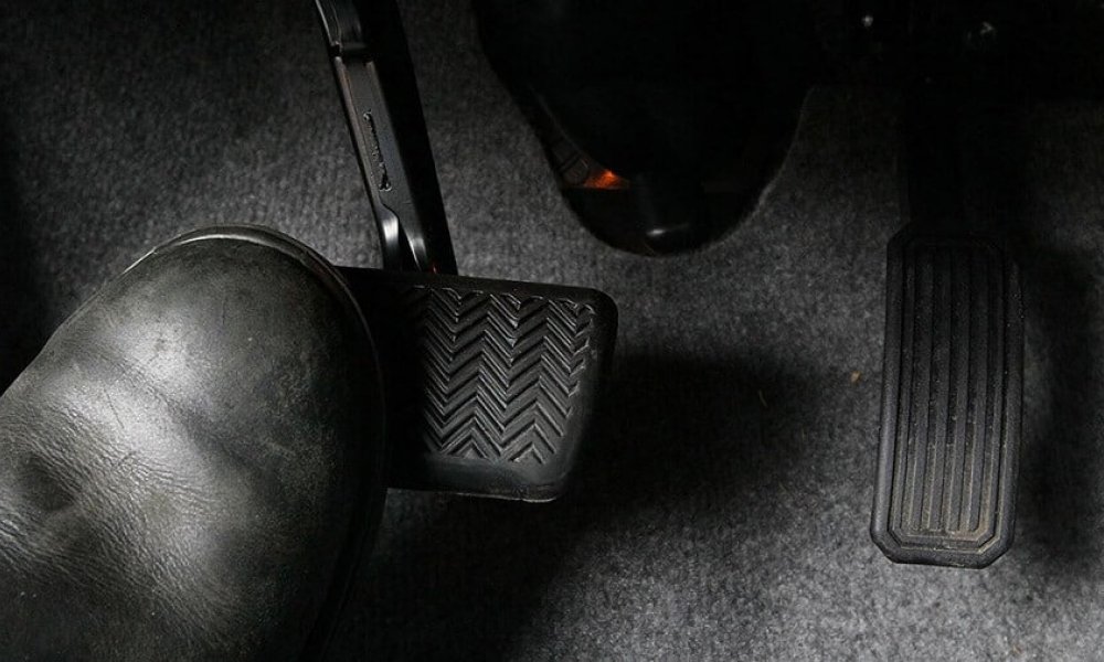 Araba Frene Basınca Ses Çıkarıyor?