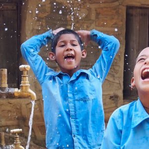 Akan bir musluk 1 dakikada ne kadar su harcıyor?