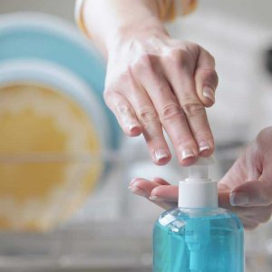 Silikon Lekesi Nasıl Çıkar? (Camdan, Kumaştan, Fayanstan, Kıyafetten)